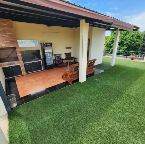 シウダー・デル・エステにあるcasa de 200 m2 en inmejorable ubicaciónの緑の芝生のあるパティオ付きの家