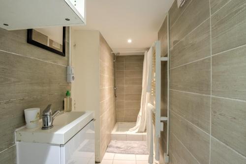 une salle de bain avec un lavabo et une douche dans l'établissement Studio 5, à Villeurbanne