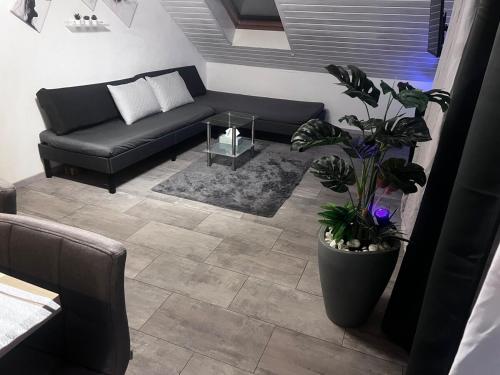 Posezení v ubytování Modern attic apartment with pool view AC and gym