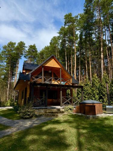 Domek w lesie nad zalewem