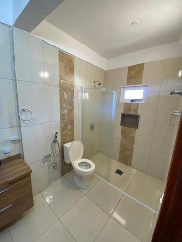 a bathroom with a shower and a toilet in it at Amplia y Moderna Casa, en inmejorable ubicación in Ciudad del Este