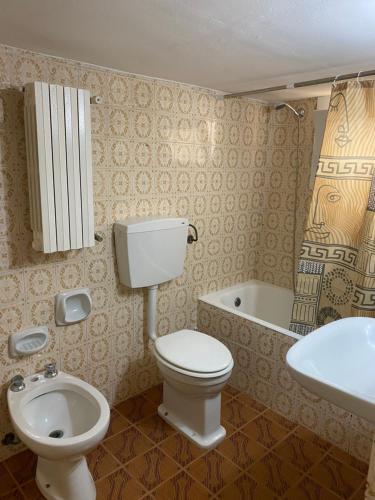 a bathroom with a toilet and a sink and a tub at CASA 1960 in Vignacastrisi