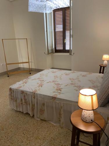 a bedroom with a bed and a table and a lamp at CASA 1960 in Vignacastrisi
