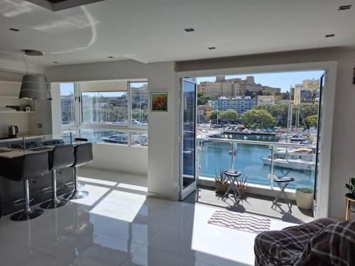 Kuchyňa alebo kuchynka v ubytovaní Luxury Seafront Apartment 3BR Ta Xbiex
