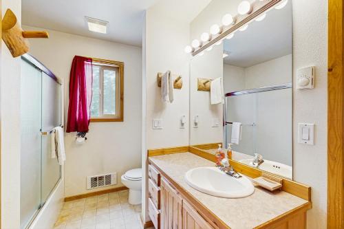 Et badeværelse på Cottage Court Condo