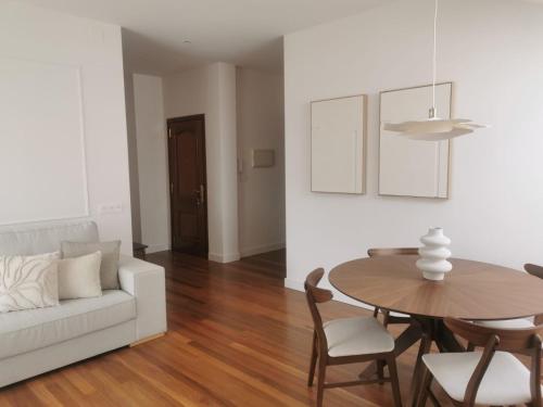 un salon avec un canapé blanc et une table dans l'établissement Apartamento AIIA, à Ribadeo