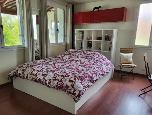 a bedroom with a bed with a red and white bedspread at chambre privée Gournay sur Marne in Gournay-sur-Marne