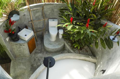 a bath tub with two toilets and some plants at Nómada Tayrona Boutique Glamping in Santa Marta