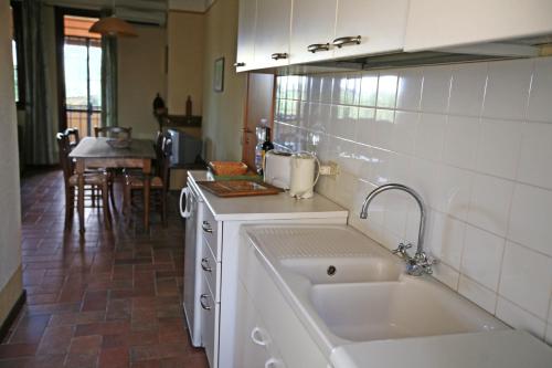 una cucina con lavandino e piano di lavoro di Borgo Filicardo a Montespertoli