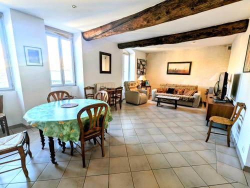 un salon avec une table et des chaises dans l'établissement Libroun - Appart avec grande terrasse, à Arles