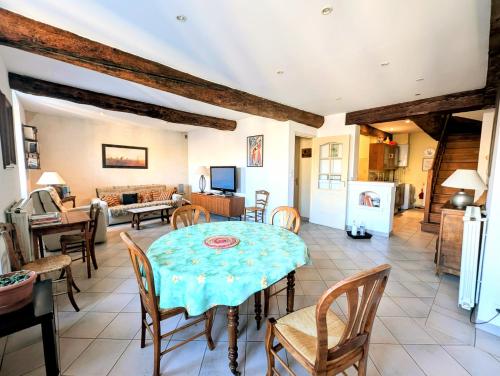 une cuisine et un salon avec une table et des chaises dans l'établissement Libroun - Appart avec grande terrasse, à Arles