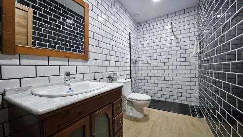 a bathroom with a sink and a toilet at Optimus Japón in Coria del Río