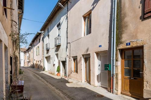 an empty street in an alley with buildings at Weekn'spa Tournus in Tournus