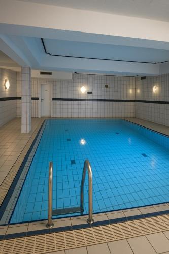 a large swimming pool in a building at Alpenluxe Suite Ferienwohnung in Zwiesel