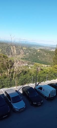 un grupo de coches estacionados en un estacionamiento en Ideal para familias 1, en Vejer de la Frontera