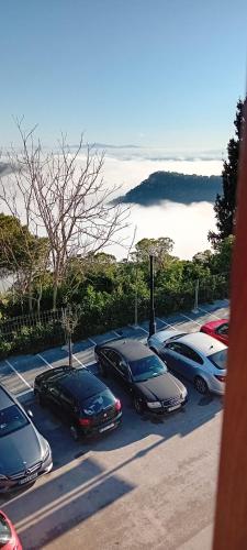 un grupo de autos estacionados en un estacionamiento cerca del océano en Ideal para familias 1, en Vejer de la Frontera