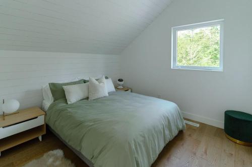 Кровать или кровати в номере Bläk Kabin - Ski Tremblant, Sauna, Hot Tub and Yoga