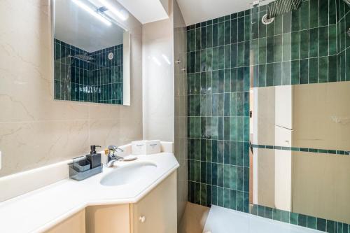 une salle de bain avec un lavabo et une douche dans l'établissement 