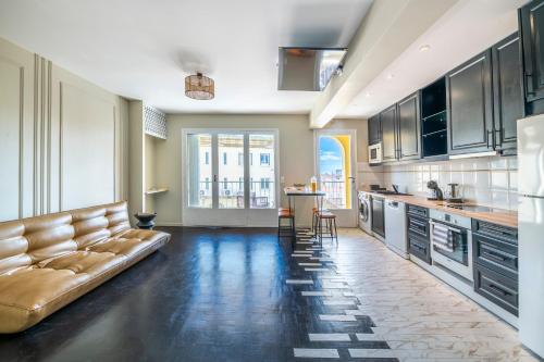 un salon avec un canapé dans une cuisine dans l'établissement 