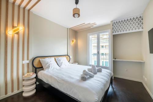 une chambre avec un lit avec des draps blancs et une fenêtre dans l'établissement 