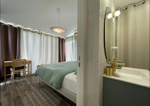 a bedroom with a bed and a bathroom with a tub at Rêve Capestanais - B&B avec Piscine in Capestang