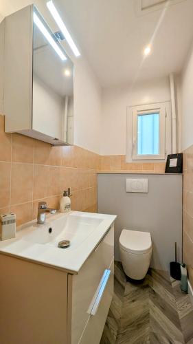 une salle de bain avec un lavabo blanc et des toilettes dans l'établissement Pies Cottage - Proche Ile aux Pies, à Saint-Vincent-sur-Oust