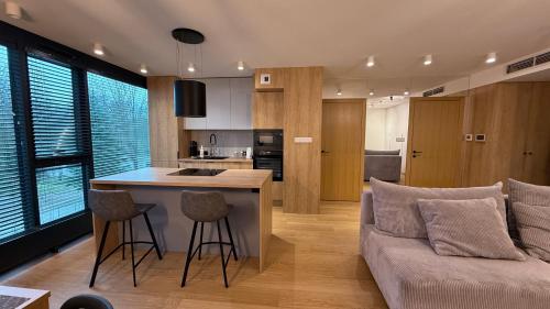 Una cocina y una sala de estar con un sofá y una mesa. en Kawaii Apartments Pool&SPA Centrum Lublina, en Lublin