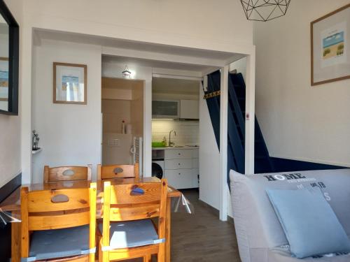 un salon avec une table et des chaises et une cuisine dans l'établissement Atlantique 165, à La Faute-sur-Mer
