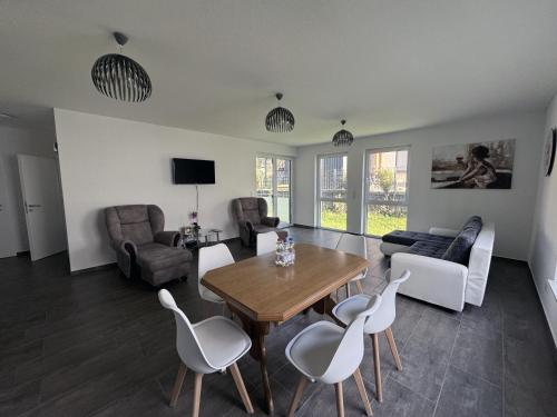 a living room with a table and chairs at Appartement Neugasse de Luxe - Komfort & Stil inklusive in Bad Camberg