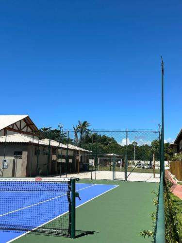 a tennis court with a net on a court at Itacimirim Bioflora in Itacimirim