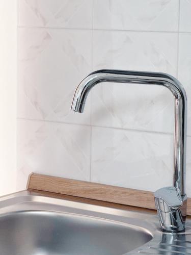 a sink with a faucet in a bathroom at Appartamento Fronte Mare con Ampio Terrazzo - Privitera in Villaggio Azzurro