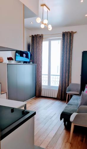 un salon avec une table de billard et un canapé dans l'établissement Trouville Palace, chez Margot, à Trouville-sur-Mer