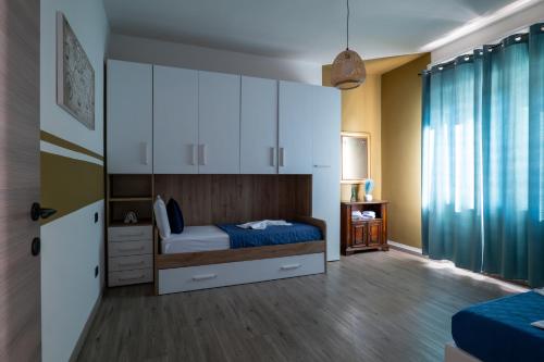 a bedroom with a bed and white cabinets at Casa vacanze Aria in Leggiuno