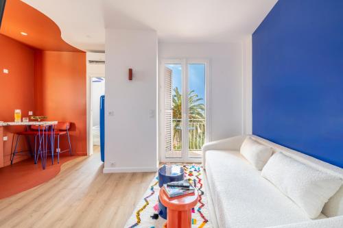 - un salon avec un canapé blanc et un mur bleu dans l'établissement 