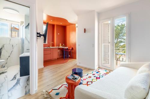 un salon avec un canapé blanc et une cuisine dans l'établissement 