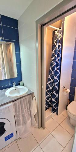 une salle de bain avec un lavabo et des toilettes dans l'établissement 