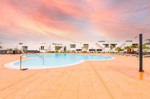 una gran piscina en medio de un aparcamiento en Gran Descanso, en La Oliva