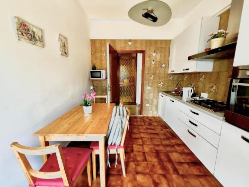A kitchen or kitchenette at Casa Vacanze Breva