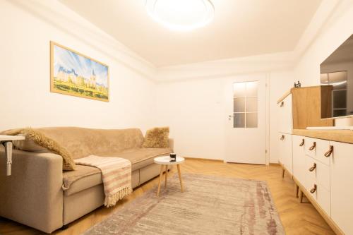 a living room with a couch and a kitchen at Linden Copou Parhon IRO in Iaşi