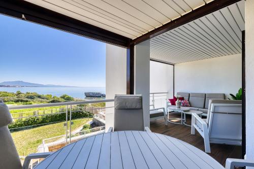 Amazing frontline beach apartment with sea and mountain views