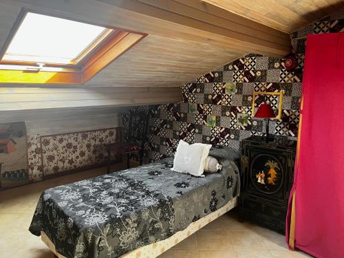 une chambre avec un lit et une fenêtre dans l'établissement Villa Elisabeth Saint-Raphaël, à Saint-Raphaël