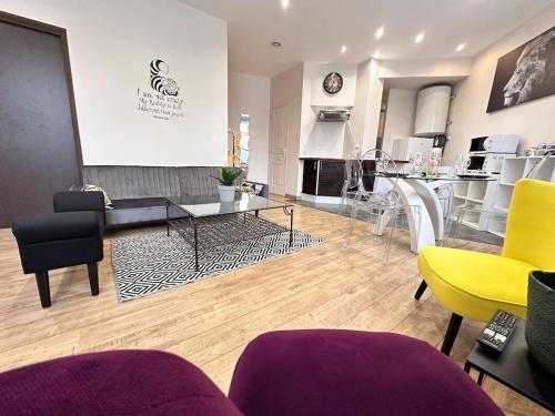 un salon avec une table et des chaises jaunes dans l'établissement Carreret chic et cocon proche centre ville, à Reims