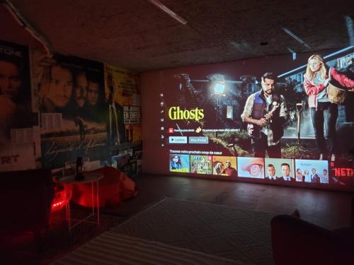 une chambre avec un grand panneau sur le mur dans l'établissement L'Écrin d'Azur – Villa, Cinéma & Plage à 50m, à Cannes