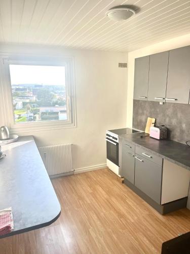 une cuisine avec un comptoir et une fenêtre dans l'établissement Ma parenthèse, à Dieppe