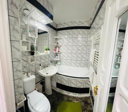 Ένα μπάνιο στο Apartament Dany
