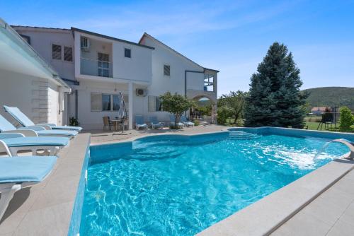 Villa Almas with swimming pool, tennis court, sauna, gym, grill house