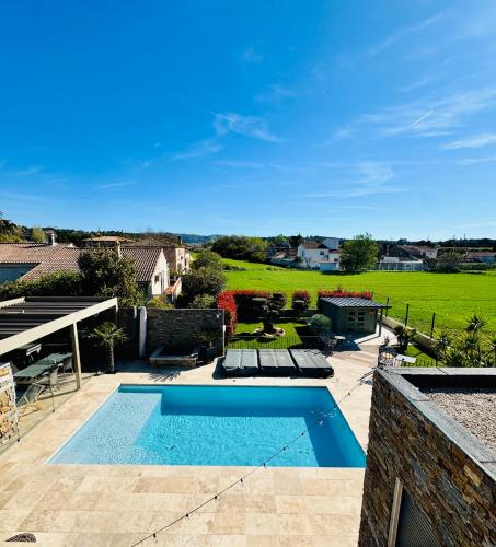 une piscine dans l'arrière-cour d'une maison dans l'établissement Chambre privée, proche Aéroport et Airbus, à Saint-Victoret