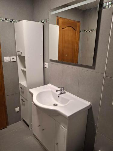 une salle de bain avec un lavabo blanc et un miroir dans l'établissement Funtanella II, à Patrimonio