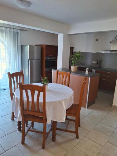 - une cuisine avec une table, des chaises et une table dans l'établissement Funtanella II, à Patrimonio