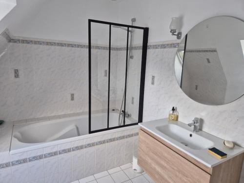 une salle de bain avec une baignoire, un lavabo et un miroir dans l'établissement Villa 